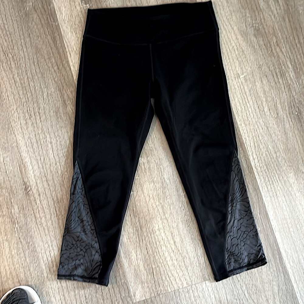 Mid rise capri length leggings.